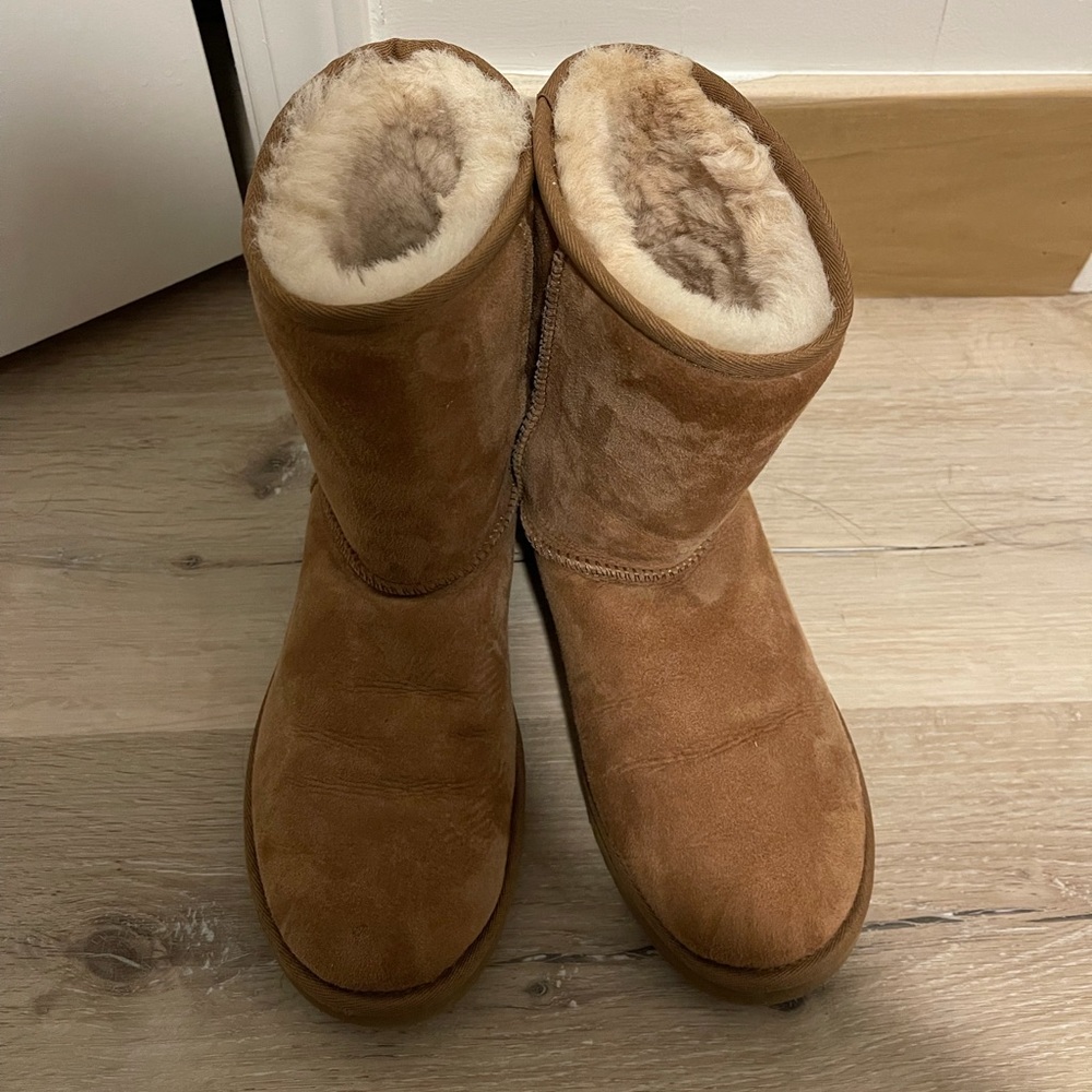 UGG brown short boots! Only worn a few times, amazing condition